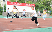 太湖实验小学：绿茵草地燃激情 体育赛场展风采 